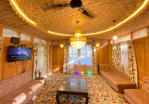 The Apollo 11 Heritage Luxury Houseboat, Srinagar