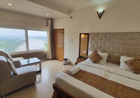 Hotel Ganesha Inn (With Private Parking)