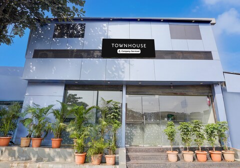 Super Townhouse LBS Road BKC Formerly Royal Palace