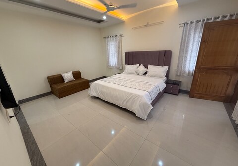 Jas Pash Villa, Barog