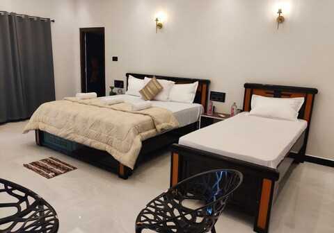 Saanvi Farmhouse