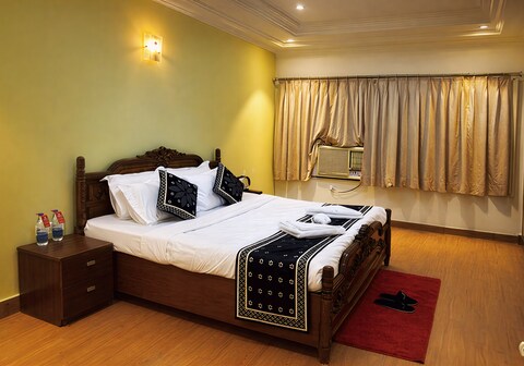 Hotel Thakur Galaxy, Sadar Market