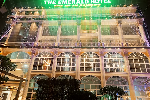 The Emerald Hotel & Siya Milan Banquets