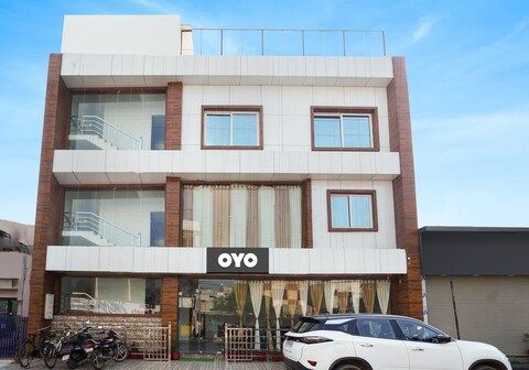 Hotel O New Happy Hours