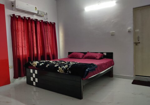 RED & WHITE HOMESTAY