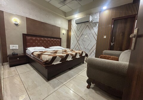 BHARAT HOTEL