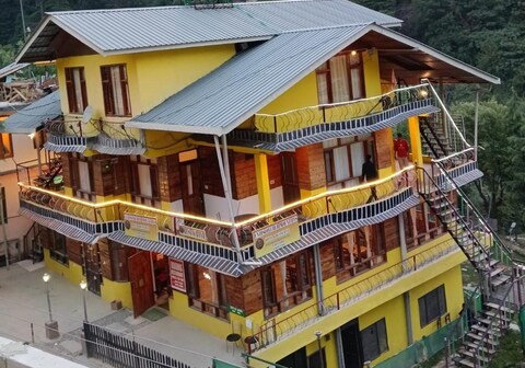 Undiscovered Mountains Hotel and Restaurant