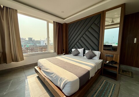 HOTEL TRIHARI (3 minutes drive to JANKI BRIDGE)