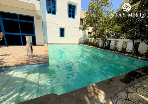 Greek Theme Room with Common Pool