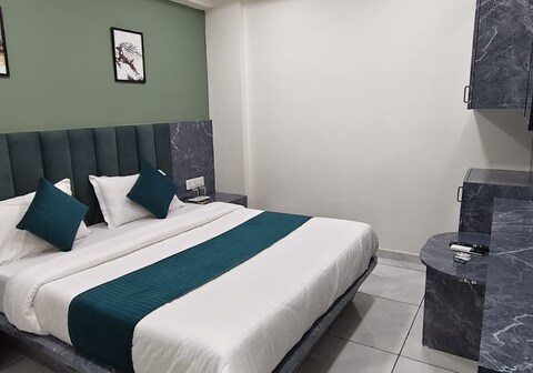 Hotel Radhe .