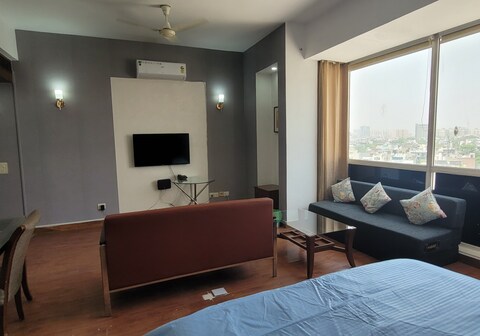 Modern Serviced Apartment Central Ggn w Balcony