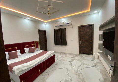 Hotel Soni ji ki dhani restaurant and rooftop cafe