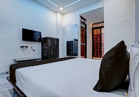 Hotel O White Palace Hotel