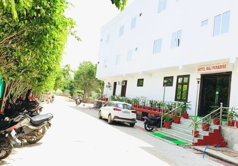 Hotel Raj Paradise