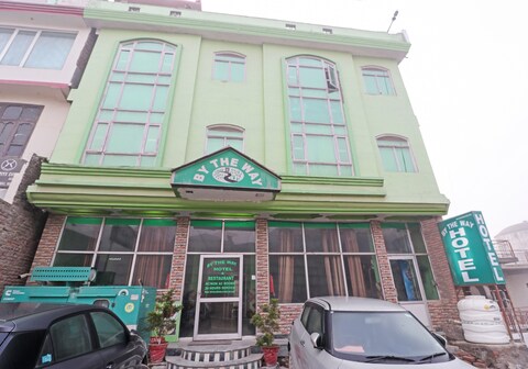 Hotel By The Way By WB Inn