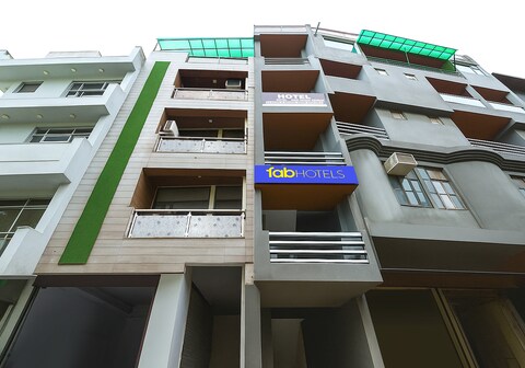 Via Hari Nagar Ashram