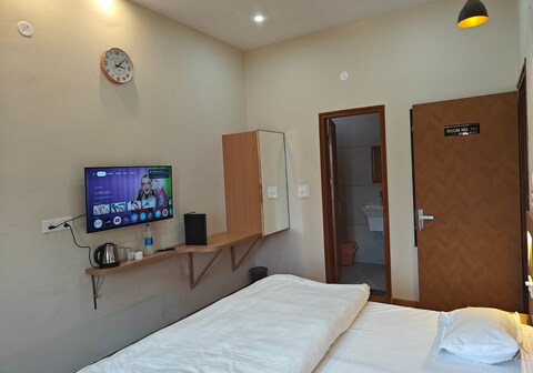 Desert Crown Hotel & Restaurant