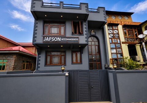 Hotel Jafson Accommodates (5 mins drive to Dal Lake)