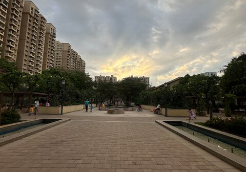 Spacious 2 bhk with workspace & Kitchen