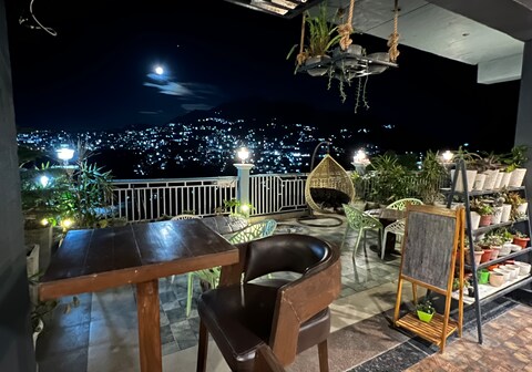House of Lights, Solan