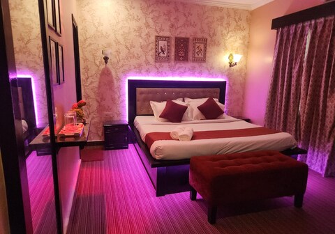 Flora inn Mahogany Manor