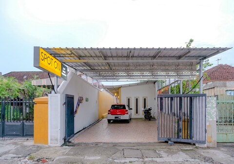 OYO Life 2417 Melati Residence