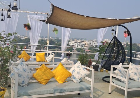 Raahi Backpacker's Hostel |Rooftop Restaurant at Lake Pichola|
