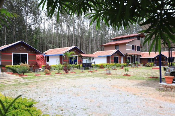 Silver Palm Retreat | Rooms & Caretaker