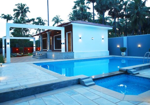 Sunshine Villas | Rooms with Wi-Fi & Lawn