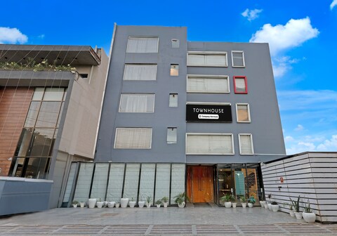 Townhouse Sector 57 Gurgaon Near Hong Kong Bazaar