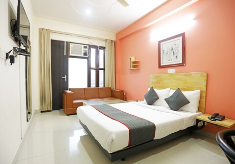 Townhouse Cloud Bay, Near Genpact, Sector-69, Gurgaon