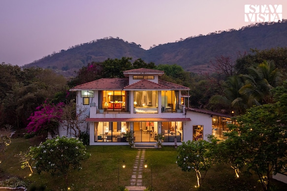 StayVista | 4 BHK House Below The Hill