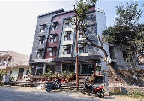 Hotel Green Leaf By T And M Hotels