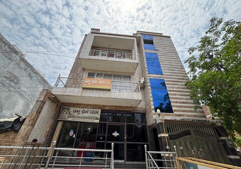 Hotel O Prabhu Prem Dham