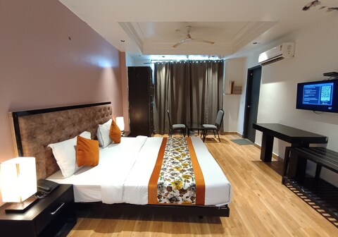 Hotel Grand Arcasia- Model Town Delhi University