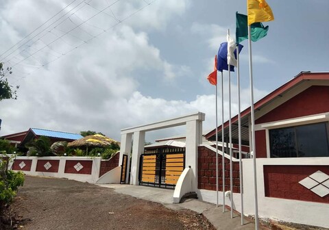 Red Stone Paradise | Rooms & Caretaker