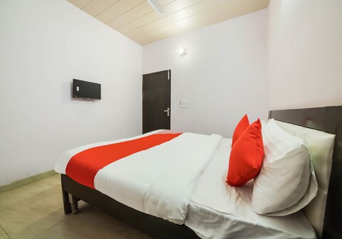 OYO 70893 KL Khari Inn