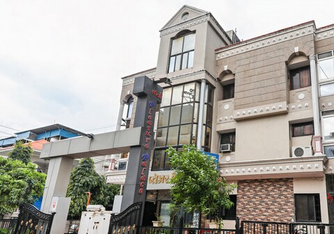 Hotel Pleasure Palace, Indore