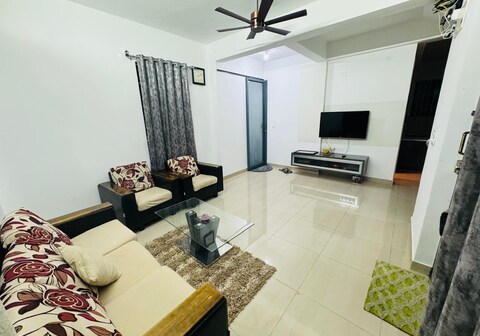 Falcon stay-3 ROOM IN A VILLA