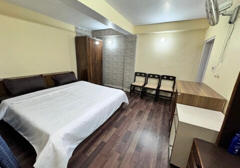 Rustic 2 Bedroom Retreat in Mall road