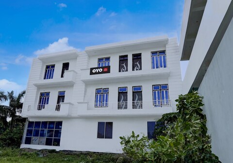 SPOT ON PRIYANSHU RESIDENCY & PARI INN GUEST HOUSE & STAY HOME