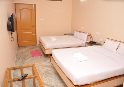 Hotel Saravana Grand