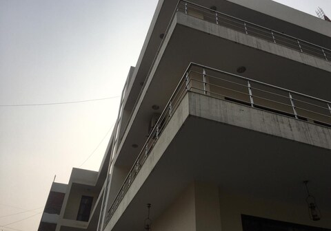 Bougain Villa | Rooms & Caretaker