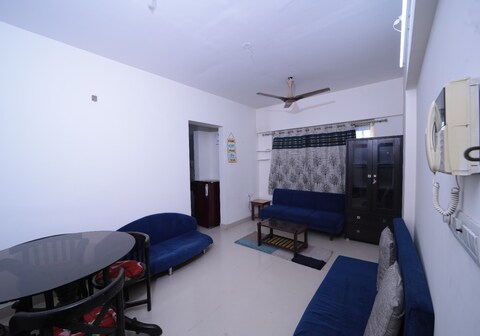 Aarya Stays: 1BHK close to Viviana Mall