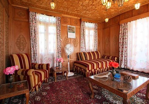 Houseboat Bambri Palace