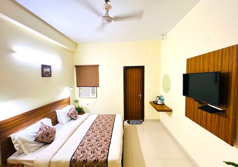 Hotel Ganga Ashoka- 100m from Ganga Ghat | 2kms from Triveni Ghat