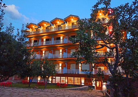 The Husky Lodge And Cafe