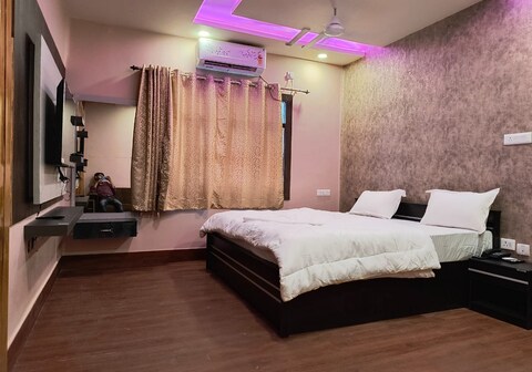 Hotel Divine Inn