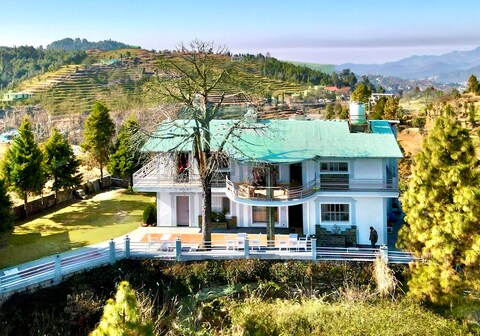 The Pine Villa (4BHK with WiFi & Cook)