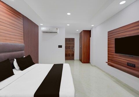 Super Collection O Sector 18 Metro station